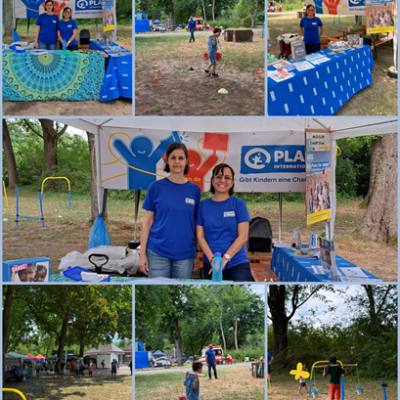 Eine Collage zeigt zwei Frauen an einem Stand von PLAY International bei einer Freiluftveranstaltung mit Infoständen, spielenden Kindern und Festdekorationen in einer Parkkulisse.